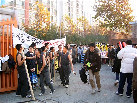 입시 한파 없는 수능일. 웃옷을 벗어제친 아이들 